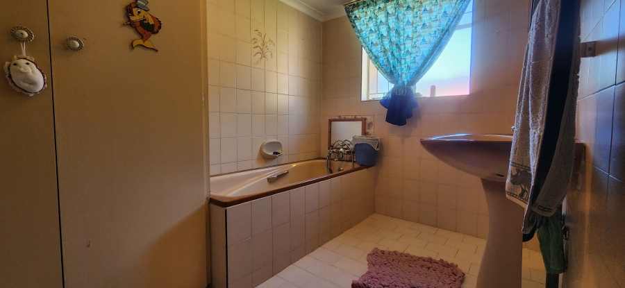 6 Bedroom Property for Sale in Kannoniers Park North West